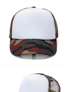 Camouflage-Trucker-Mütze mit weißer Schaumfront und atmungsaktivem Mesh-Detail.