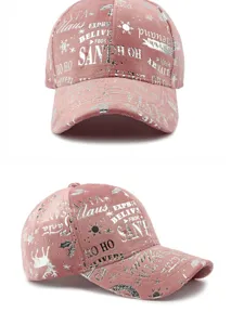 Vista detallada de una gorra navideña de terciopelo rosa con estampados metálicos plata