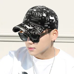 Gorra de béisbol navideña negra con estampados plateados de renos y textos de Papá Noel