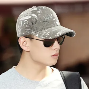 Gorra de béisbol de felpa gris con estampados navideños de animales y letras