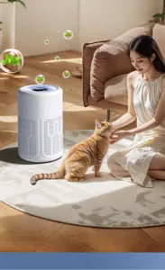 Purificateur d'air blanc moderne dans un salon avec chat et propriétaire, sans odeur