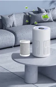 Vue détaillée du purificateur d'air blanc cylindrique et du filtre sur une table de salon.