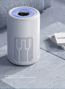 Gros plan d'un purificateur d'air blanc avec lumière LED bleue dans un bureau à domicile