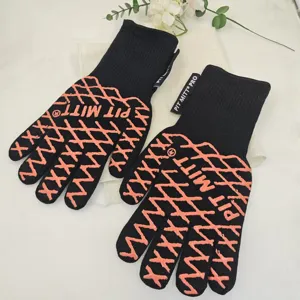 Primer plano de guantes de barbacoa negros resistentes al calor con silicona