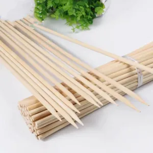 Detailaufnahme der spitzen Enden von dicken 50 cm Bambusspießen für Grill und Handwerk