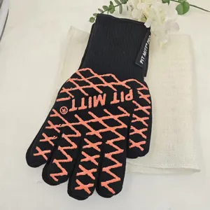 Primer plano del guante de barbacoa PIT MITT PRO resistente al calor con agarre de silicona