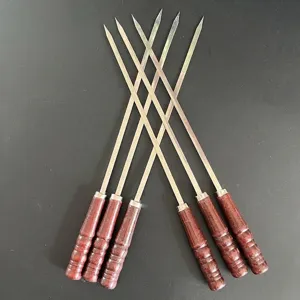 Detailansicht von sechs robusten Edelstahl-Grillspießen mit ergonomischen Holzgriffen.