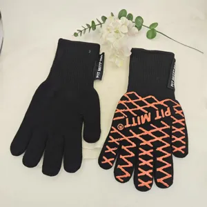 Primer plano de guantes para barbacoa resistentes al calor con patrón de silicona