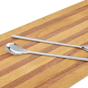 Primer plano de cuchara para postre de acero inoxidable 304 con mango largo