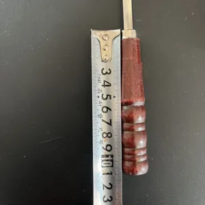 Nahaufnahme der Holzlänge eines Edelstahl-Grillspießes während der Messung.