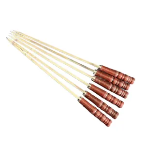 Detailansicht von 6 Grillspießen aus Edelstahl mit hitzebeständigen Holzgriffen für BBQ