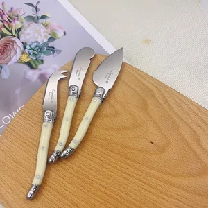 Detaillierte Nahaufnahme von 3-teiligem Käsemesser-Set im Laguiole-Stil auf einem Holzbrett
