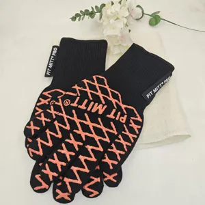 Detalle de guantes de barbacoa negros resistentes al calor con patrón de silicona