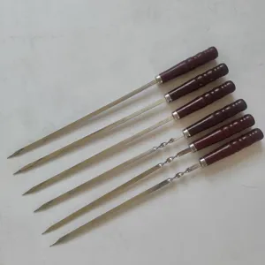 Set aus 6 Grillspießen aus Edelstahl mit dunklen Holzgriffen für das Grillen im Freien.
