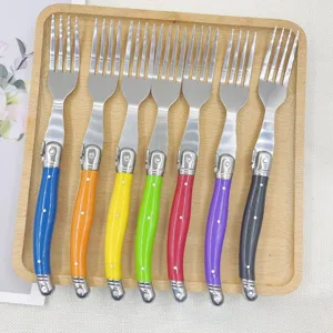 Bunte Edelstahlgabel Detailansicht, lebendige mehrfarbige Griffe, elegantes Essgeschirr.