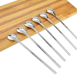 Juego de seis cucharas de acero inoxidable con mango largo en tabla de madera