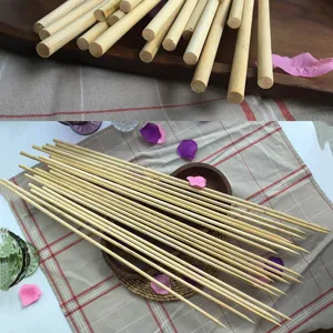 Nahaufnahme und Gesamtansicht von 50 cm extra langen dicken Bambusspießen zum Grillen
