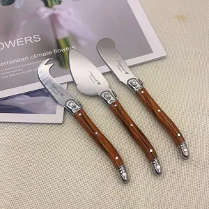 Detailansicht des Laguiole 3-teiligen Käsemesser-Sets mit Holzgriffen und Bienenlogo
