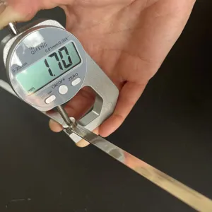 Detailansicht der Messung der 1,70 mm Dicke eines robusten Edelstahl-Grillspießes