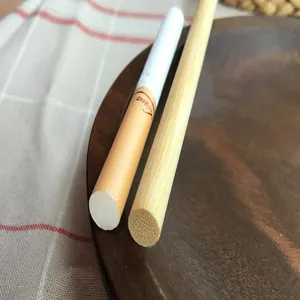 Nahaufnahme zum Vergleich eines extra dicken 8mm Bambusspießes neben einer Zigarette