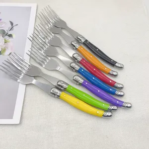 Bunte edelstahl gabeln set mit farbigen griffen, langlebiges besteck für den täglichen tisch.