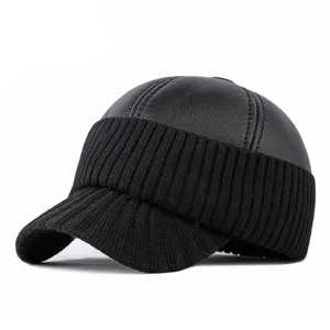 Schwarze Winter-Baseballkappe aus PU-Leder mit Strick-Ohrenschützern und Schirm