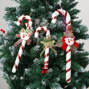 Détail rapproché de cannes de Noël festives rouges et blanches avec des motifs de Père Noël
