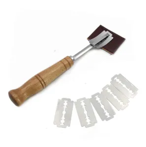 Brotbackmesser mit ergonomischem Holzgriff und 5 Ersatzklingen auf weißem Hintergrund.