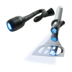 Espátula de barbacoa flexible profesional con luces LED azules para parrilladas nocturnas.