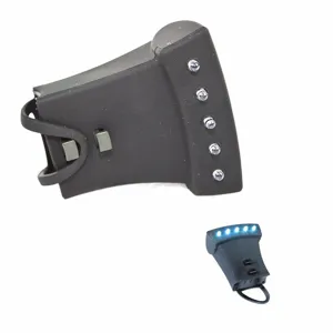 Gros plan détaillé de la lampe de barbecue LED portable en silicone noir montrant des perles.
