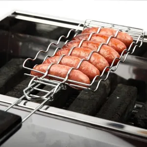 Panier de grille barbecue en acier inoxydable pour saucisses et hot-dogs vue detail produit.