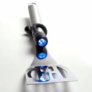 Detalle de espátula de barbacoa de acero con recorte DAD y luz LED azul para la parrilla