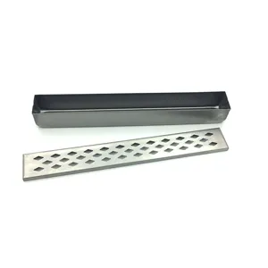 Boîte de fumage barbecue en acier inoxydable avec couvercle perforé pour grillades.