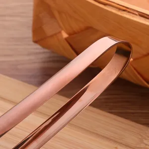 Détail de la pince de cuisine en acier inoxydable or rose épaissi pour barbecue et cuisine