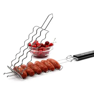 Vue détaillée du panier de barbecue en acier inoxydable avec poignée noire pour saucisses.