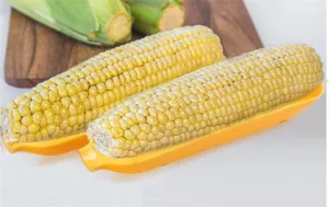 Leuchtend gelbe Plastik-Maisschalen mit gegrillten Maiskolben für Grillabende im Freien