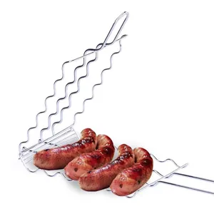 Vue détaillée du panier de grill pour saucisses en acier inoxydable, conception en fil métallique.