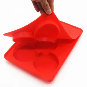 Nahaufnahme zeigt die flexible Textur der roten Silikon-Backform für Fleischpasteten