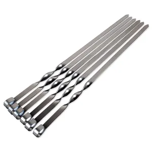 Detailansicht flacher Grillspieße aus Edelstahl mit gedrehtem Design und Haken