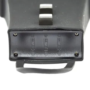 Vue détaillée du compartiment à piles et des boutons de la lampe de barbecue en silicone noir.