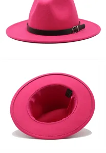 Vista dettagliata del cappello fedora in feltro magenta con fibbia nera e fodera interna