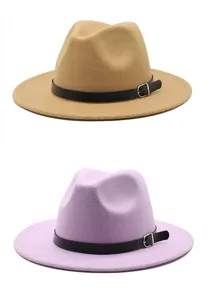 Vista dettagliata di cappelli fedora in feltro cammello e lavanda con fibbia nera.