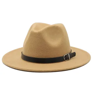 Cappello fedora elegante in feltro color cammello con fibbia in pelle nera per moda inverno