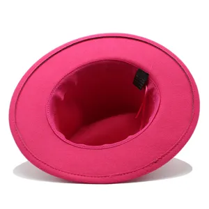 Elegante cappello fedora fucsia a tesa larga, vista dettagliata dei componenti interni.