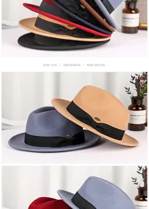 Pile di eleganti cappelli fedora in feltro di lana a tesa larga in vari colori autunnali