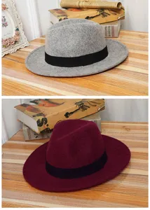Vista dettagliata di cappelli fedora in feltro di lana grigi e bordeaux con nastri