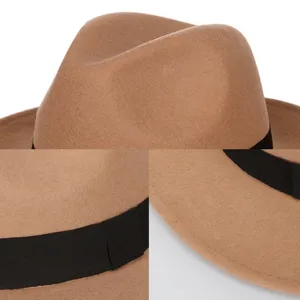 Cappello Fedora elegante in lana cammello a tesa larga con fascia nera e bordo cucito.