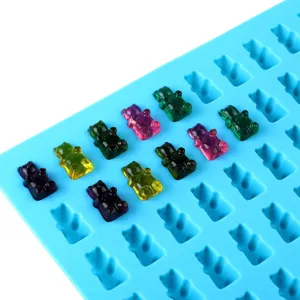 Detailansicht der blauen Silikonform für 50 Gummibärchen mit bunten Bärenbonbons