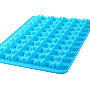 Detailansicht der blauen 50-Loch-Silikonform für Gummibärchen und DIY-Süßigkeiten