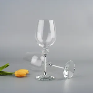 Λεπτομέρεια κομψού ποτηριού κρασιού με στέλεχος από κρύσταλλα και διαφανές κύπελλο
